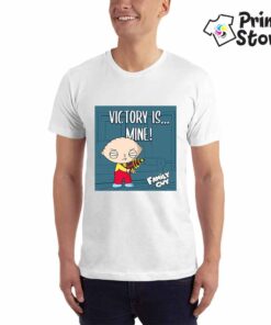 Muška bela majica sa motivima animirane serije Family Guy. Victory is mine!