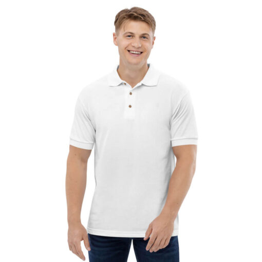 Momak nosi mušku belu polo majicu koju možete kupiti u Print Store online shopu.